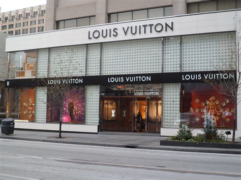 does louis vuitton have outlet stores